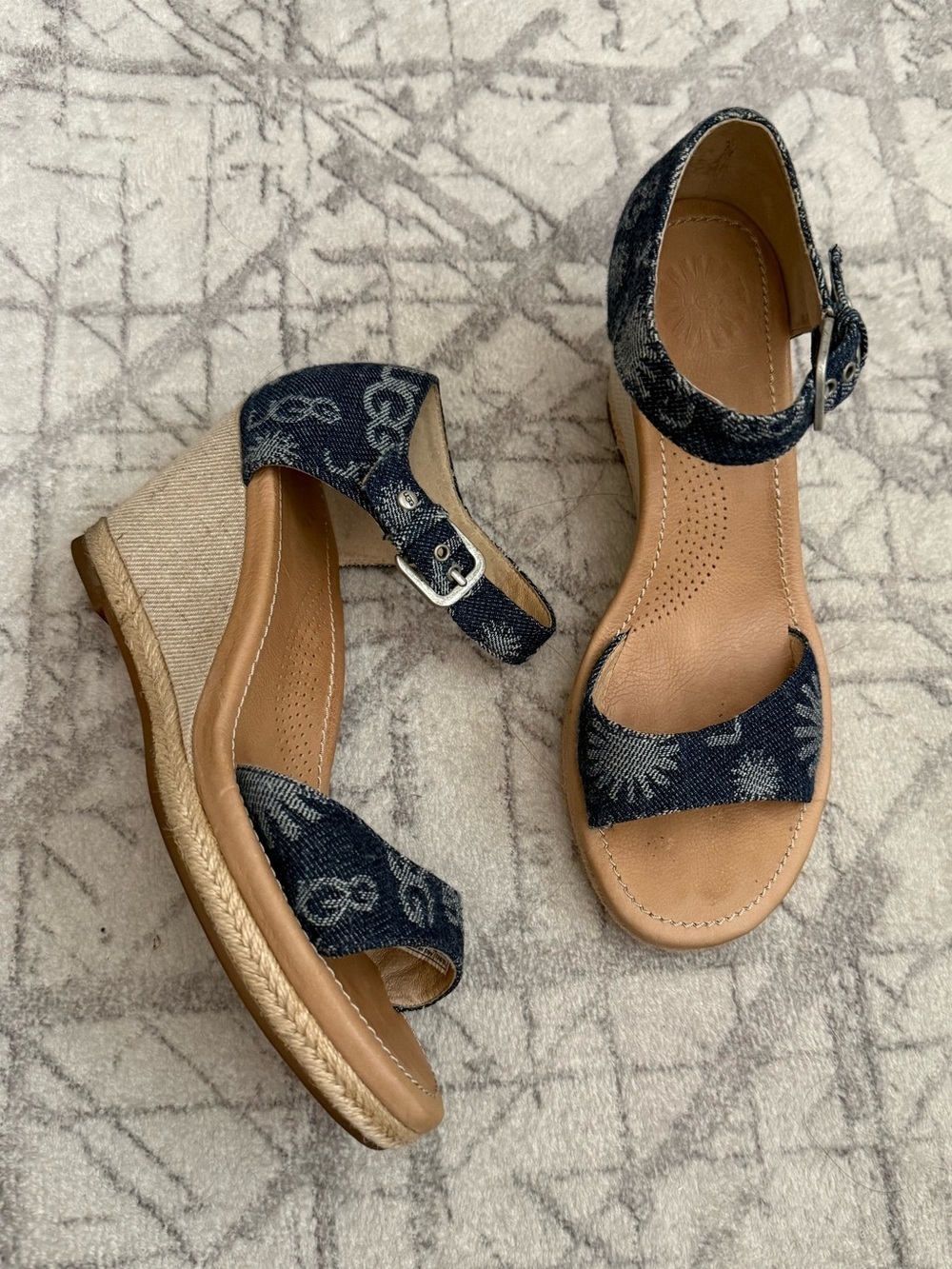UGG Atasha Denim Wedge Sandals Size 8 Logo Jacquard Comfort Espadrille - Picture 2 of 10